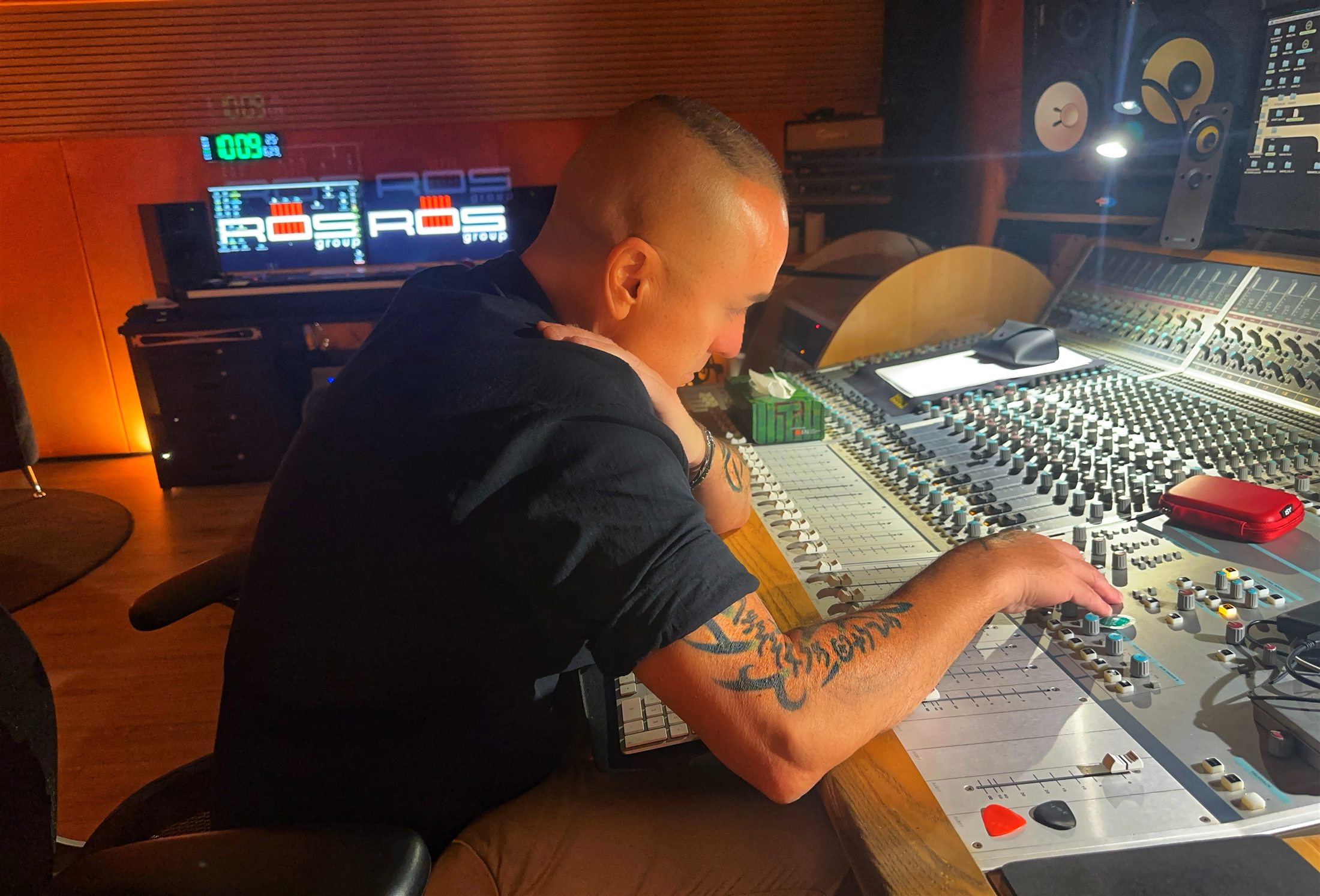 Rossano Eleuteri al banco in studio